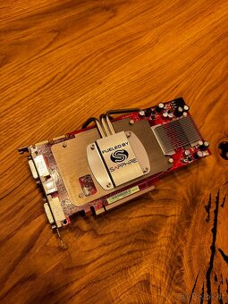 Sapphire Radeon HD 3850 Ultimate Edition - 2