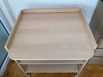 Přebalovací pult s policemi - 2