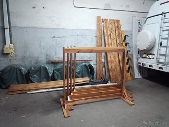 Stojany na oblečení do prodejny. - 2