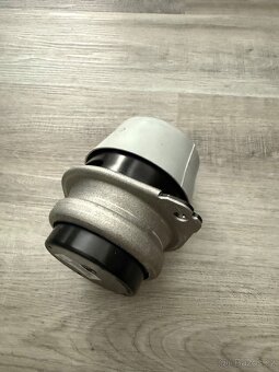 OEM nový držák motoru VW Touareg 7L Audi Q7 4L - 2