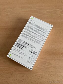 iPhone 16 128gb v bíle barvě - 2