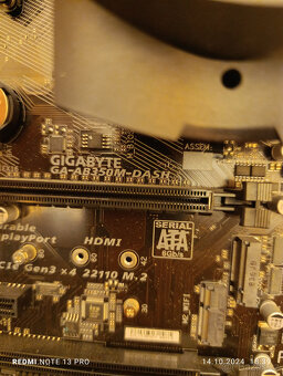 GIGABYTE AB350M-DASH + RYZEN 3 2200G + 16GB RAM DDR4 2400 - - 2
