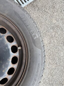 Zimní pneu 215/60R16 2xpirelli 2xcontinentalna plech diskách - 2
