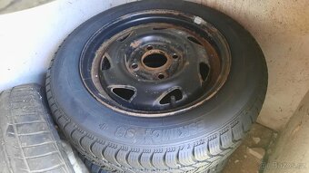 Prodám zimní pneu 155x70 R13 z vozu Ford Ka - 2