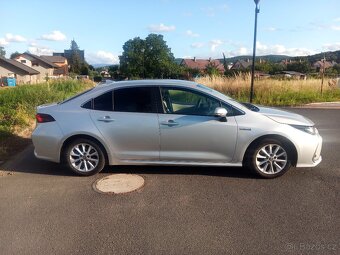 Toyota Corolla sedan hybrid 1.8 stříbrná - 2