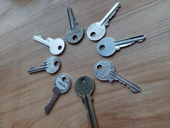 Retro starých 8 klíčů - hezké starožitné klíče z let 1980-99 - 2