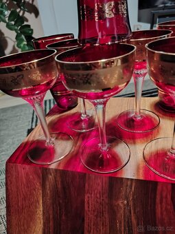 Granátové sklo se zlatým zdobením - 2