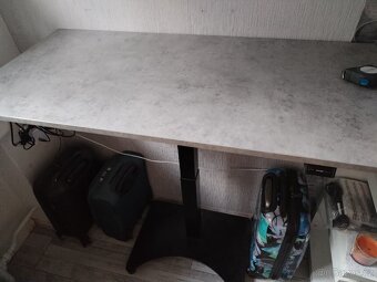 Elektricky stavitelný pracovní stůl, kancelářská židle - 2