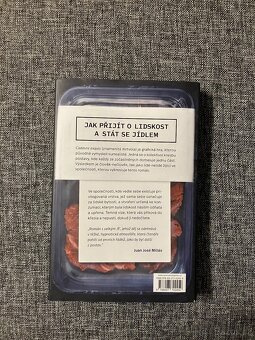 Prodám novou knihu Znamenitá mrtvola Agustina Bazterrica - 2