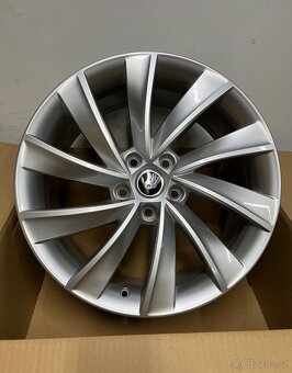 Škoda Superb R18 Originální nová sada - 2