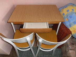 STAROŽITNÉ ŽIDLE A STŮL PO RENOVACI - 2