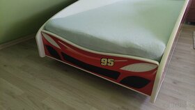P: dětskou postel auto - 2