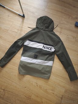 Nike bunda velikost M. - 2