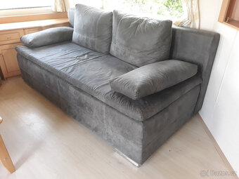 Prodám gauč, šedá leštěná koženka, rozměr 200cm x 100cm - 2