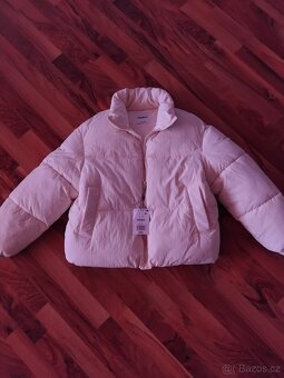 Peřinová krémová bunda značky Bershka - 2