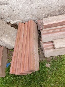 Betonové obrubníky krátké, dlouhé + 3 palisády. - 2