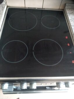 Starší elektrický sporák s indukční deskou - 2