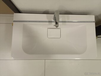 Závěsná skříňka s umyvadlem a baterií - 2