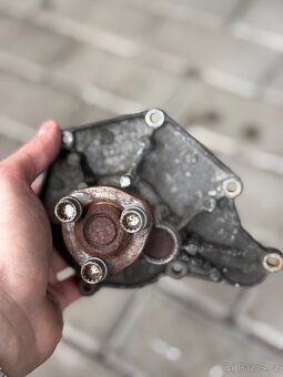 Originální vodní pumpa pro Audi Q7 4L 3.0tdi BUG - 2