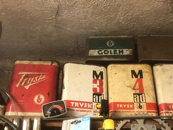 Staré plechovky od oleje - 2