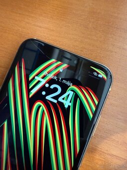 Apple iPhone XR 128GB - 2