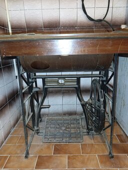 Prodám retro starý šicí stroj - 2