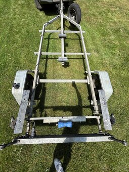 Přívěs na loď TEMARED – 750 kg, kobercové opěry (TK do 2027) - 2