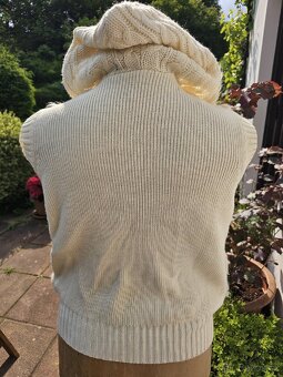 Pletená vesta s kapucou a kožešinou - 2