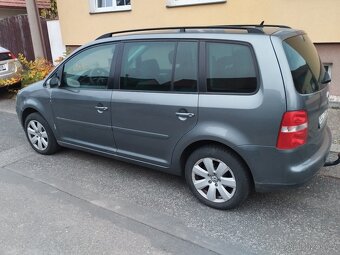 VW Touran  sedmimístný - 2