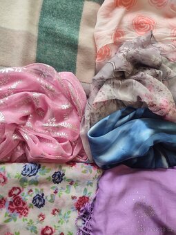 Šátky, šály, tunely. - 2