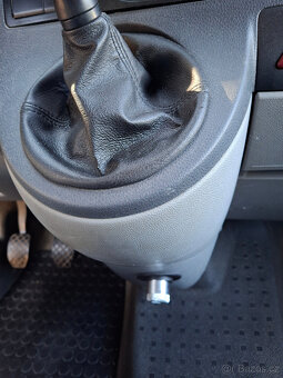 Prodám auto s obytnou vestavbou VW T5 - 2