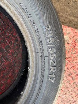 Pneu 235/55 R17 - 2