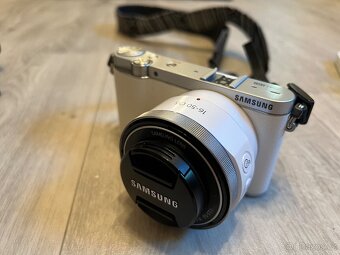 Samsung NX3000 + objektiv 16–50 mm OIS Power Zoom + přísluše - 2