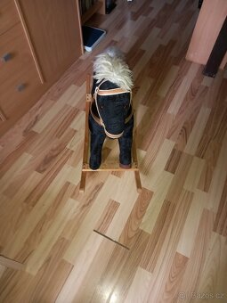 Nabízím k prodeji houpacího koníka tmavé barvy. - 2