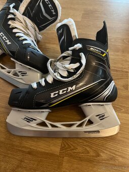 Prodám brusle CCM Tacks 9050 EU 38, šířka D - 2