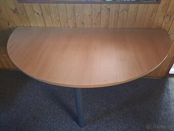 Půlkulatý stůl - 2