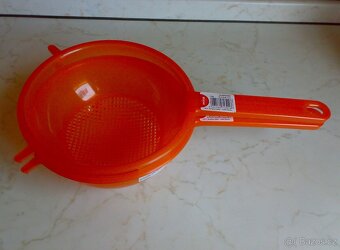 Nový Cedník na těstoviny - oranžový - plast - průměr 19cm - 2
