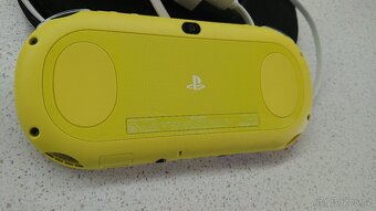 PS Vita + příslušenství - 2
