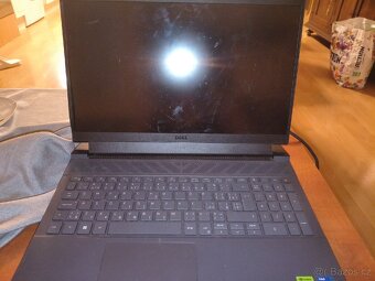 zničený herní dell g15 notebook rtx 3050 - 2