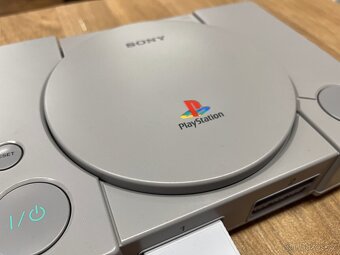 PlayStation 1 + ovladač - 2