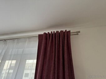 Tmavě růžový/fialový závěs neprůsvitný 140/245 cm - 2