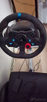 Prodám volant a pedály s konstrukcí a se sedačkou. - 2