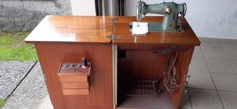 Šicí stroj zn. Lada včetně stolu - 2