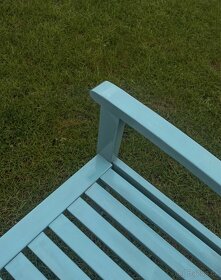 Lesklá modrá lavička - 2