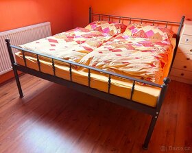 Kovová postel s matracemi - 2
