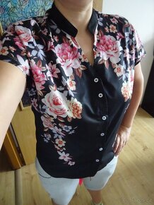 Černá halenka s květy - velikost M, nenošená - 2