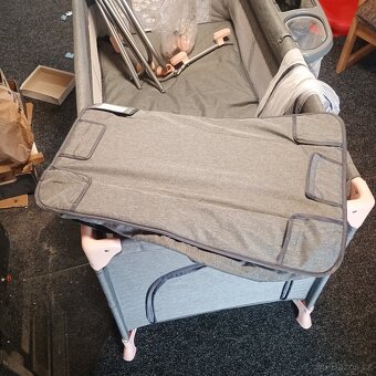 Dětská postýlka Kinderkraft + přebalovák + síť + držák pití - 2