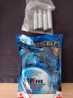 Airsoftovy revolver - 2