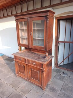 Starožitný dřevěný kredenc - 2