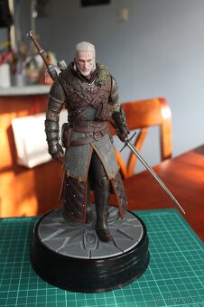 Zaklínač Geralt z Rivie v medvědí zbroji - 2